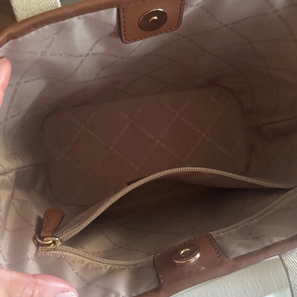 MICHAEL KORS MAEVE LEATHER LUGGAGE SMALL OPEN TOTE MSRP $328‎ - Picture 4 of 7